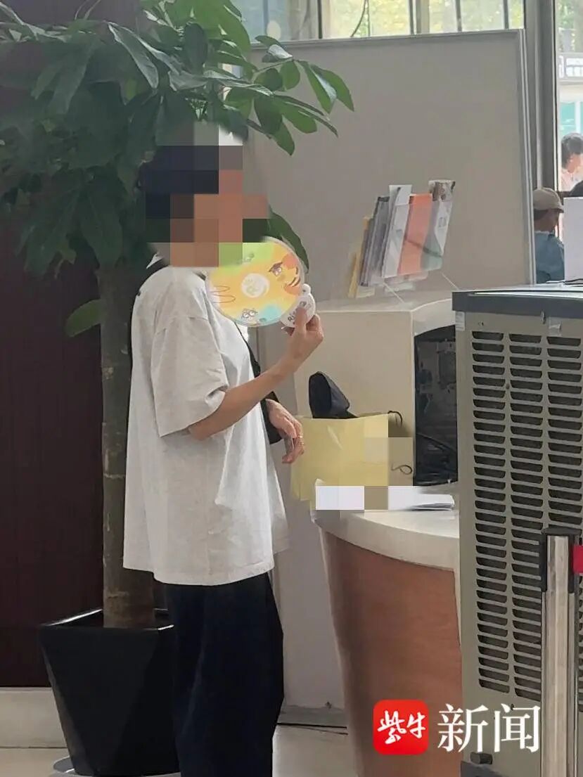 市民在门诊热到扇扇子